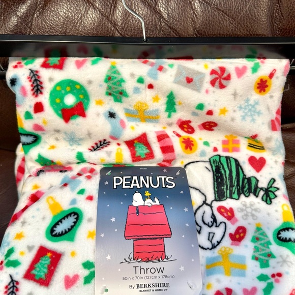 Peanuts Snoopy in Winter Hat - 50” x 70” Christmas Throw Blanket - Picture 2 of 6